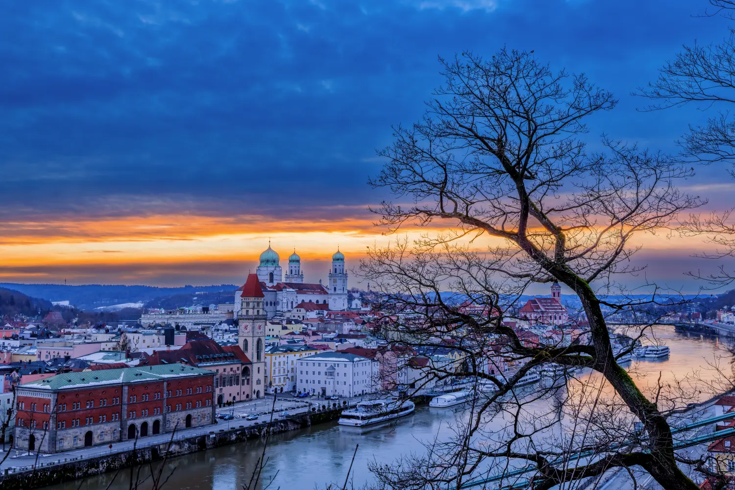 Sonnenuntergang an einem Winterabend über Passau, Bayern, Deutschland.