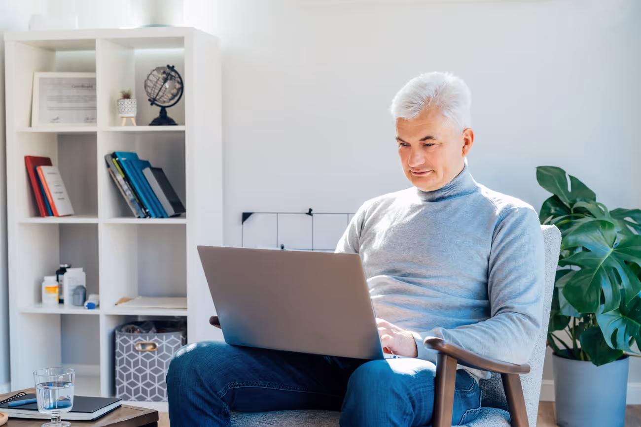 Stress und Angst im städtischen Leben, junge Frau in Panik auf einer belebten Stadtstraße – betont die Bedeutung des Bewusstseins für psychische Gesundheit